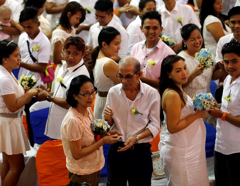 Se dan el “sí quiero” 350 parejas en Manila para celebrar San Valentín