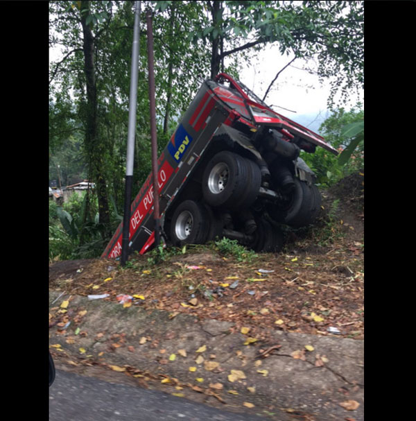 Gandola de Pdvsa cayó por un precipicio en una carretera (Fotos)