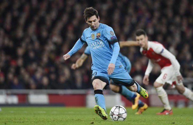 Foto del martes de Lionel Messi marcado el segundo gol en la victoria del Barcelona 2-0 como visitante sobre Arsenal, de tiro penal. Feb 23, 2016. Un doblete de Lionel Messi le dio el martes al campeón defensor Barcelona un triunfo 2-0 como visitante sobre Arsenal por la ida de los octavos de final de la Liga de Campeones, en una jornada en la que Juventus se recuperó de una desventaja de dos goles para igualar en su estadio ante el Bayern Munich. Reuters/Toby Melville Livepic EDITORIAL USE ONLY.