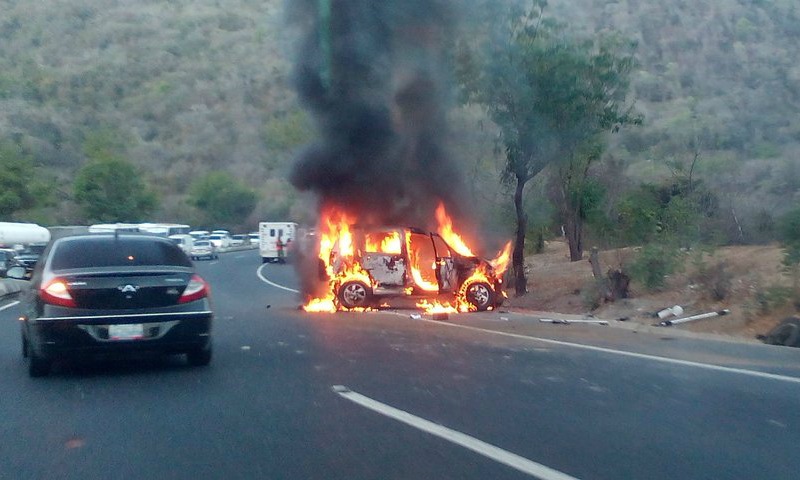 Se incendió carro en la Caracas-La Guaira