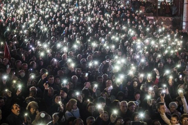 Las personas tienen sus teléfonos inteligentes mientras participan en una manifestación en Artvin, el noreste de Turquía, para protestar contra los controvertidos planes para construir una mina de oro y cobre en el área ecológicamente prístina, el 23 de febrero de 2016. Las organizaciones ecologistas han calificado la mina planificada "ilegal". El plan para la mina inicialmente había sido bloqueado por el poder judicial de Turquía, pero finalmente fue aprobada después de los informes de impacto ambiental dieron el visto bueno al proyecto. YASIN Akgül / AFP 