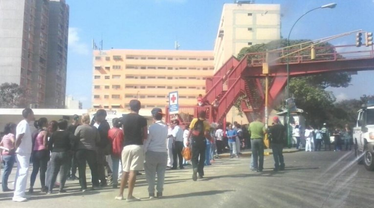 Trancan la avenida Intercomunal de El Valle como protesta por falta de medicamentos y agua