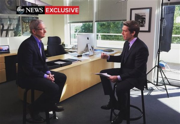 Esta imagen tomada de la captura de un video y difundida por ABC News, muestra al director general de Apple, Tim Cook, a la izquierda, durante una entrevista exclusiva con el presentador David Muir que salió al aire el miércoles 24 de febrero en "World News Tonight with David Muir".  (ABC News via AP)