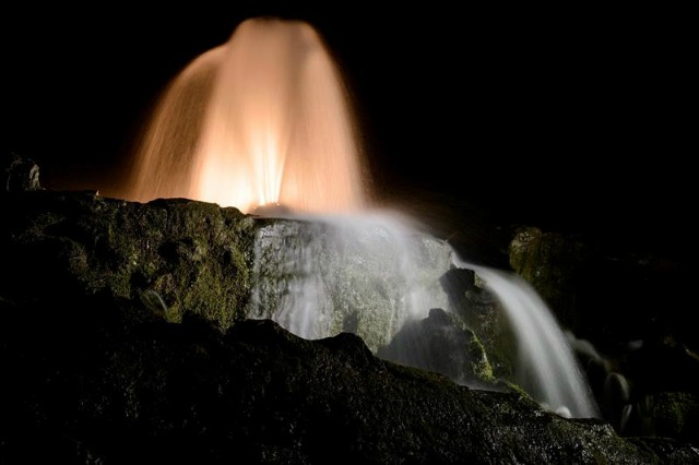 Nacimiento de un manantial en las montañas Bukk cerca de Felsotarkany (Hungría). Las fuertes lluvias y la nieve hacen resurgir estos manatiales todas las primaveras. EFE/Peter Komka 