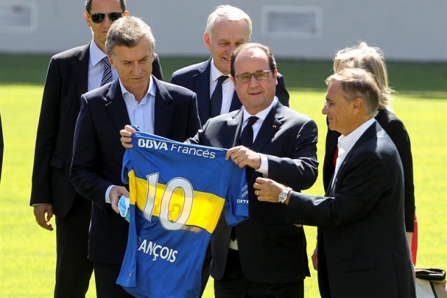 El presidente francés Francois Hollande (c) y su homólogo argentino Mauricio Macri (2i) son vistos hoy, jueves 25 de febrero de 2016, durante una visita al campo de Boca Juniors, la Bombonera, en Buenos Aires (Argentina). EFE