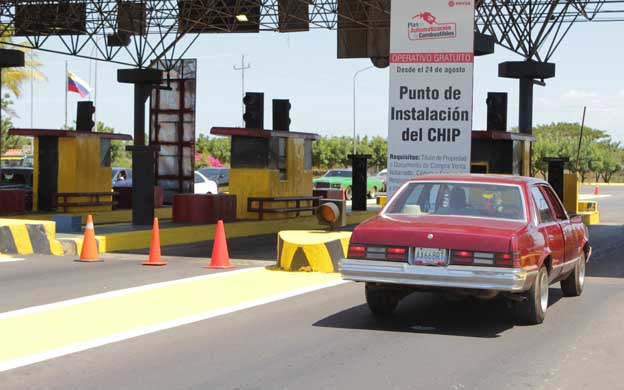 MARACAIBO VENEZUELA: 19/02/2012 OPERATIVO PUNTO DE AUTOMATIZACION DE COMBUSTIBLE EN EL PEAJE DE SAN RAFAEL DEL MOJAN EN MARA COLOCA GRATIS EL CHIP PARA SURTIR DE GASOLINA EN MARA Y PAEZ EN LA GRAFICA CALCOMANIA DE IDENTIFICACION