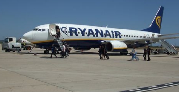 EN VIDEO: Lo bajaron de un avión repleto de pasajeros porque dio positivo por coronavirus