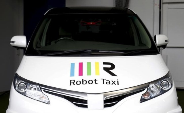 El logo de Robot Taxi en la capota de uno de los vehículos de la compañía en su presentación en Yokohama, Japón, oct 1, 2015. Foto: Reuters