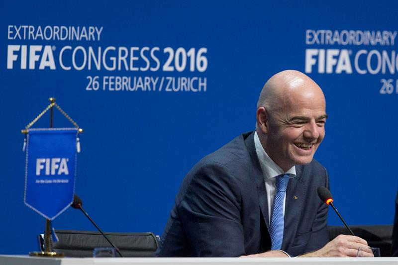 Infantino quiere 40 equipos en el Mundial y estudiar impacto de tecnología