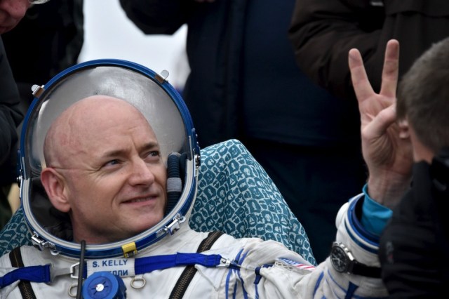 El astronauta estadounidense Scott Kelly gesticula poco después de aterrizar cerca de la ciudad de Zhezkazgan, Kazajistán, el 2 de marzo de 2016. Kelly y el cosmonauta ruso Mikhail Kornienko regresaron el miércoles a la Tierra después de estar casi un año en la Estación Espacial Internacional, la misión espacial estadounidense más larga de la historia, que busca allanar el camino para los viajes humanos a Marte. REUTERS/Kirill Kudryavtsev/Pool