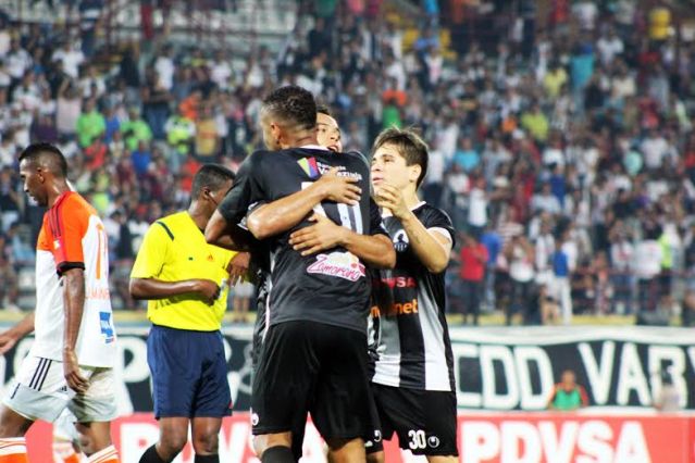 Johan Moreno celebra su gol ante La Guaira