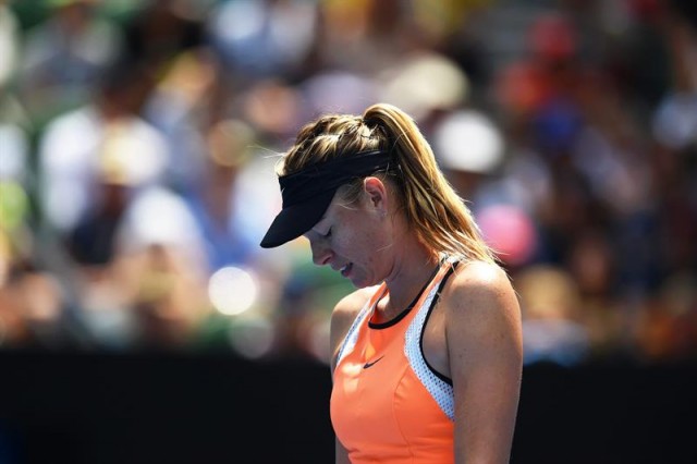 Fotografía de archivo del 26 de febrero de 2016 de la tenista rusa Maria Sharapova durante un partido en el Abierto de Australia. EFE