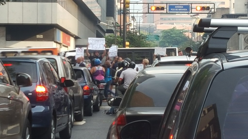 Vecinos de Chacao salen a las calles por falta de agua