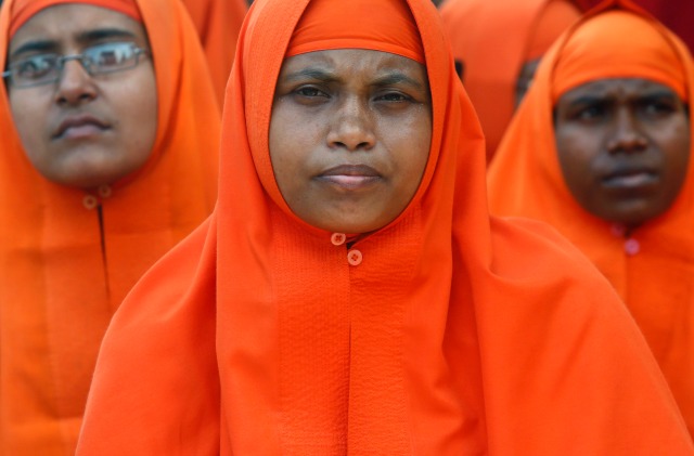 monjas hindúes se sientan durante una reunión para marcar el Día Internacional de la Mujer en Calcuta, India, 8 de marzo de 2016. REUTERS / Rupak De Chowdhuri