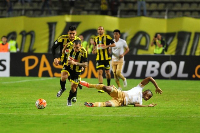  El jugador Pablo Camacho (c) de Deportivo Táchira disputa el balón con Fidel Martínez (d) de Pumas hoy, miércoles 9 de marzo de 2016, durante un partido de la Copa Libertadores, en la ciudad de San Cristóbal. EFE