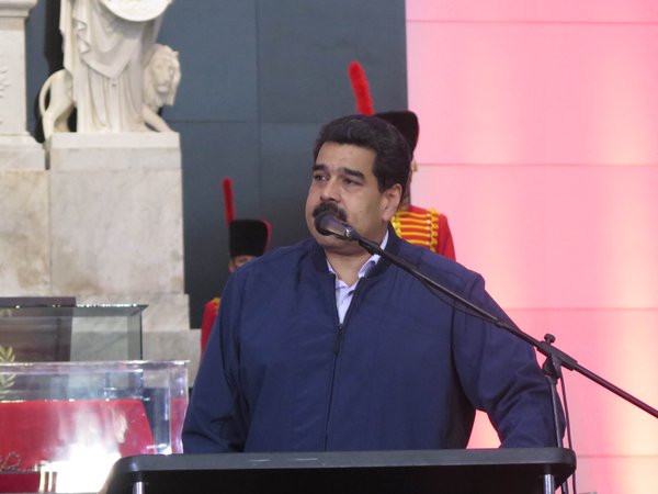 Maduro fustiga a Trump y Clinton y aplaude a Sanders