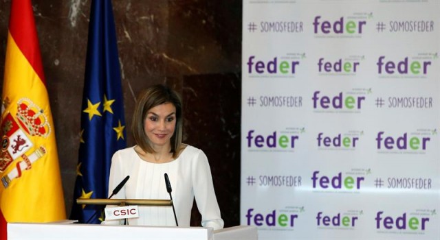 La Reina Letizia, durante su intervención hoy en un acto de la Federación Española de Enfermedades Raras (Feder) para dar visibilidad a estas patologías, unas 7.000, que en España afectan a cerca de tres millones de pacientes, de los que el 43 % no cuenta con el tratamiento adecuado, que se ha celebrado en el Consejo Superior de Investigaciones Científicas (CSIC). EFE