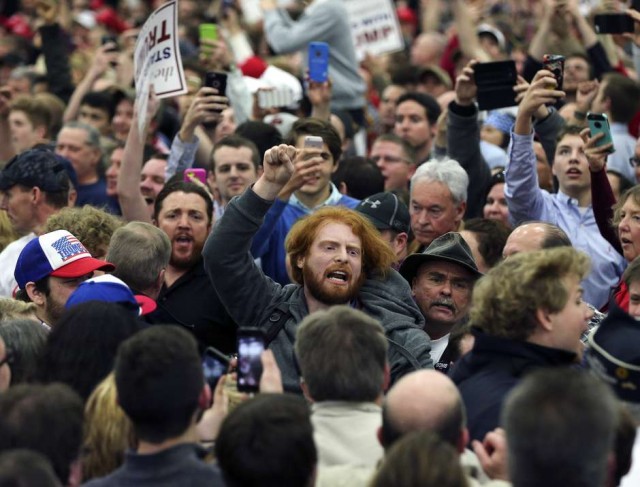 En esta imagen del martes 1 de marzo de 2016, un manifestante es escoltado fuera de un evento del precandidato presidencial republicano Donald Trump, en Louisville, Kentucky. AP/John Bazemore 