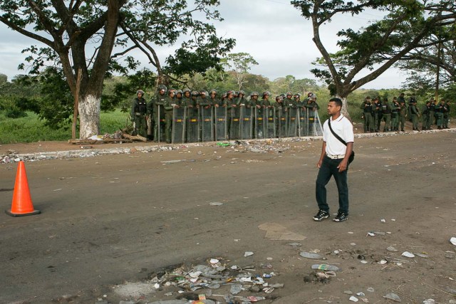 CAR304. TUMEREMO (VENEZUELA), 10/03/2016.- Integrantes de la Fuerza Armada Nacional Bolivariana (FANB) custodian una vía luego de una manifestación de familiares reclamando su regreso hoy, jueves 10 de marzo de 2016, en la localidad de Tumeremo en el estado Bolívar (Venezuela). EFE/STR