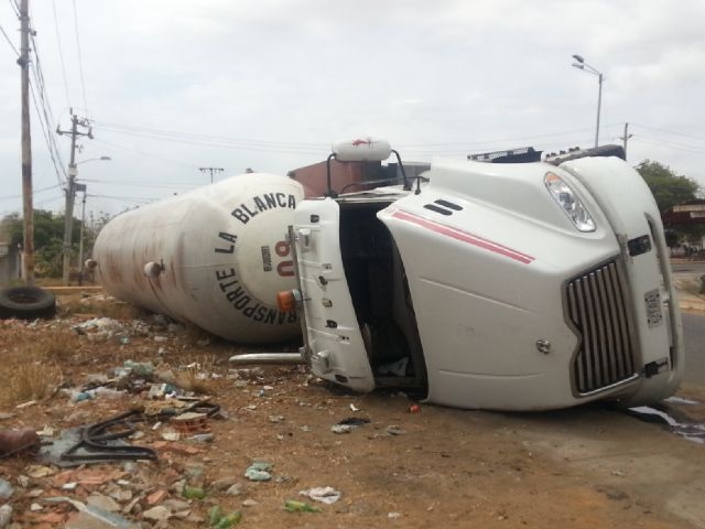 El pánico se apoderó de una población en el Zulia tras vuelco de gandola que transportaba gas