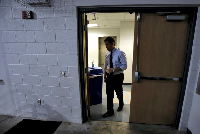 El senador EE.UU. y el candidato presidencial republicano Marco Rubio entra en la arena para hablar en un acto de campaña en la Universidad de Palm Beach Atlántico en West Palm Beach, Florida, 14 de marzo de 2016. REUTERS / Carlo Allegri