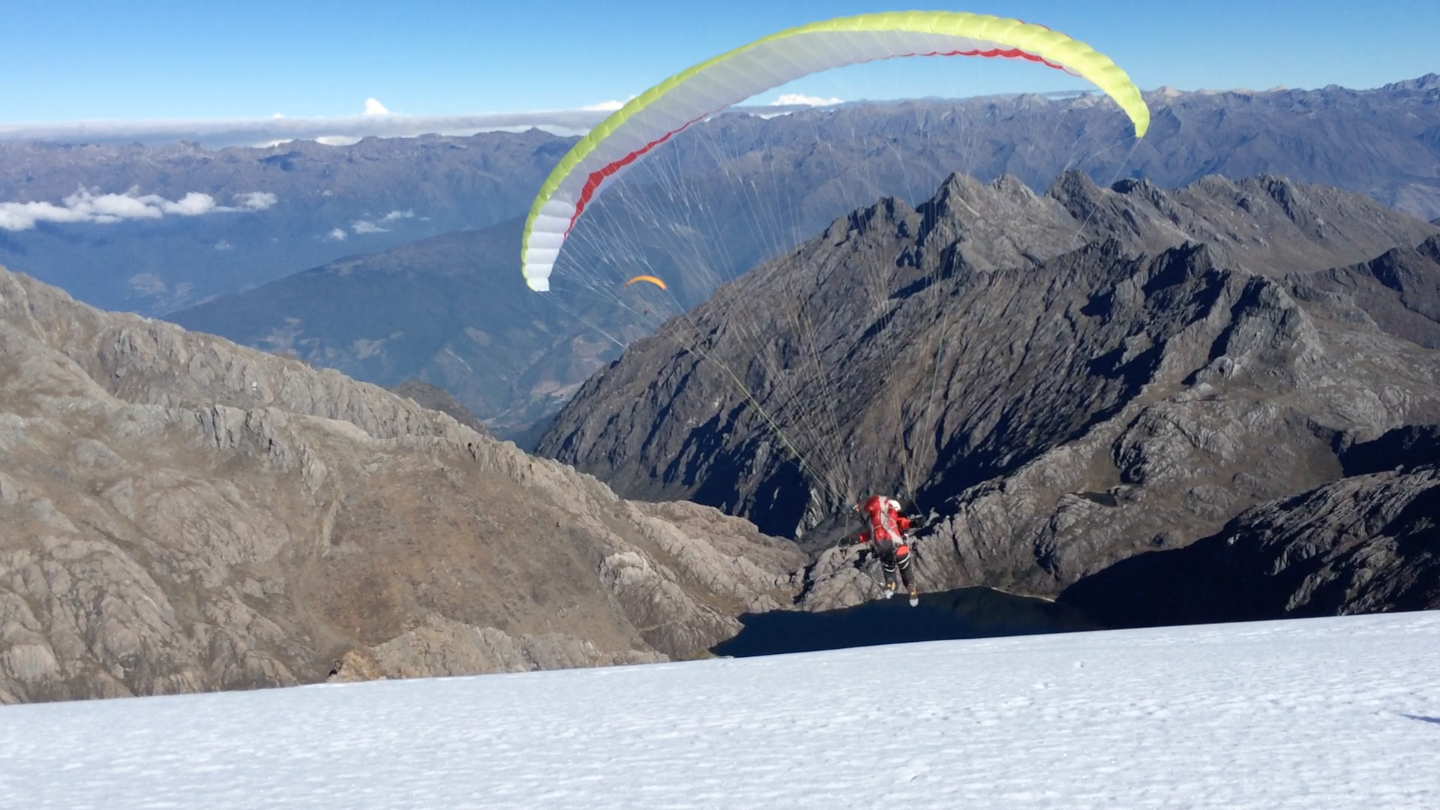 Parapente desde el glaciar Humboldt (Fotos)