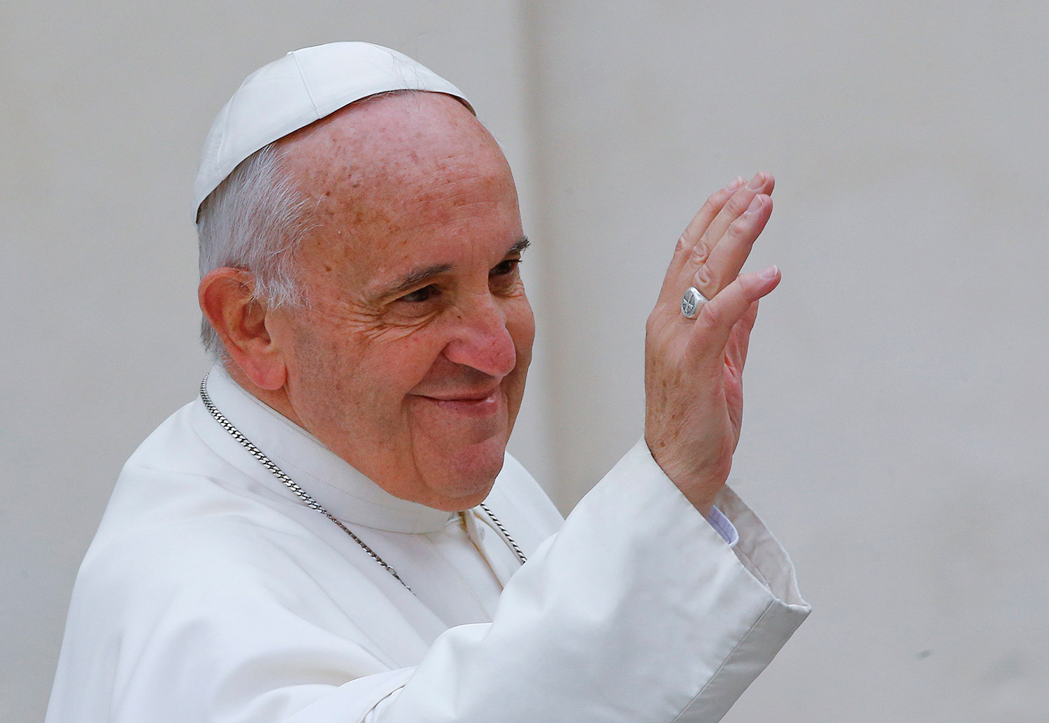 El papa Francisco bautizará hoy a 12 adultos durante la Vigilia Pascual