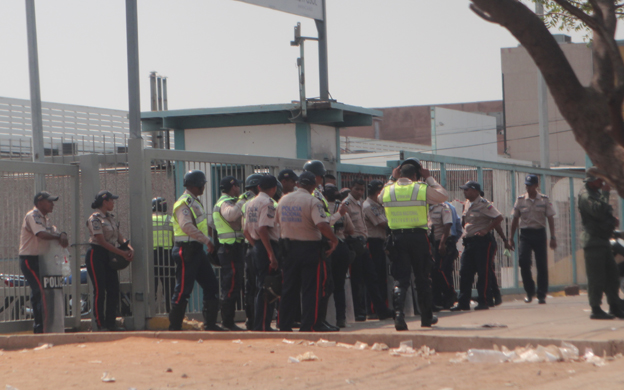 Maracaibo Venezuela 19/03/2016 Economia La policia nacional y la Guardia Nacional custodian el Mercado Bicentenario en vista de un foco de disturbio que se presento el mediodia de hoy en donde hubo varios lesionados