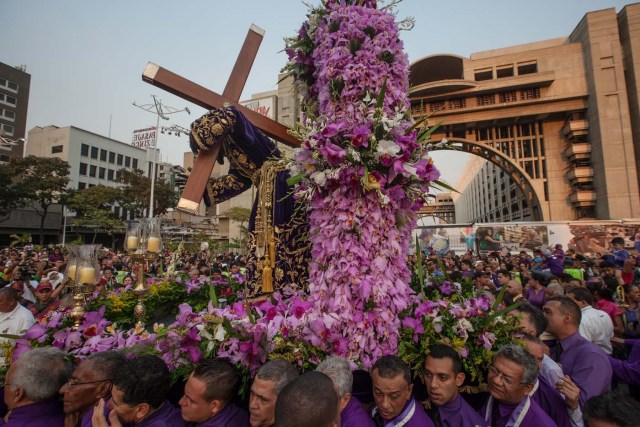 CAR08. CARACAS (VENEZUELA) 23/03/2016.- Penitentes participan en la procesión del Nazareno de San Pablo durante la celebración del Miércoles Santo de la Semana Santa hoy, miércoles 23 de marzo de 2016, en la basílica Santa Teresa en la ciudad de Caracas (Venezuela). EFE/MIGUEL GUTIÉRREZ