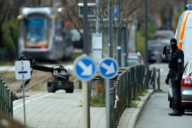 Police use a robotic device as they take part in a search in the Brussels borough of Schaerbeek following Tuesday's bombings in Brussels, Belgium, March 24, 2016. REUTERS/Christian Hartmann