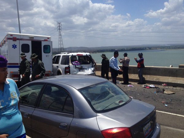 Cinco fallecidos y un niño desaparecido dejó choque en el puente Orinoquia (Fotos)