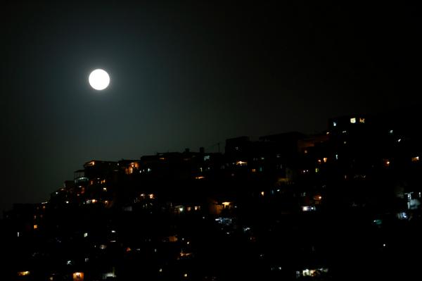 noche luna barrio