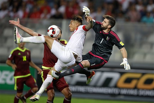 Paolo Guerrero, goalkeeper Alain Baroja