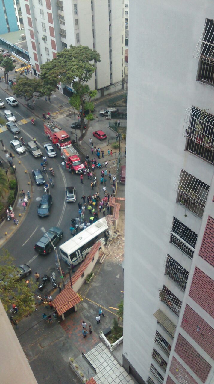 Camioneta de pasajeros sin frenos se estrella en Palo Verde (FOTOS)