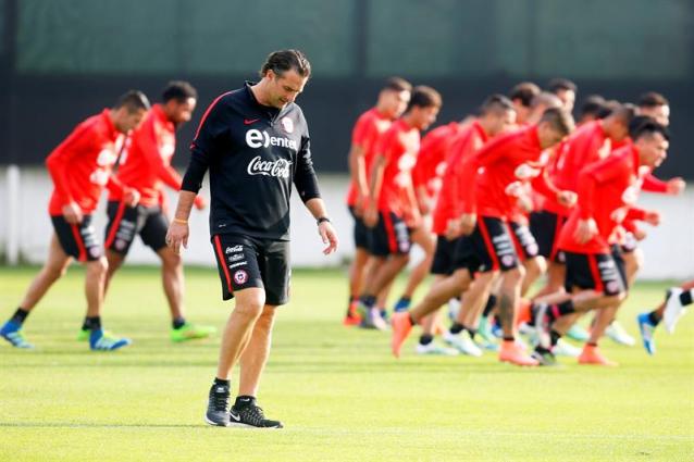  El entrenador de la selección chilena de fútbol, Juan Antonio Pizzi (c), durante una sesión de entrenamiento en el complejo deportivo Juan Pinto Durán, en Santiago. EFE