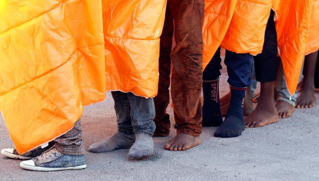 Los migrantes están en línea después de desembarcar del barco noruego Siem piloto en el puerto de Pozzallo, Italia, 29 de marzo de 2016. REUTERS / Antonio Parrinello