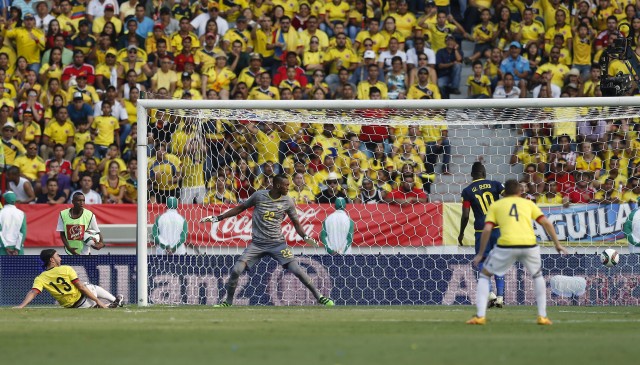 Sebastián Pérez (13) marcando un gol en la victoria de Colombia 3-1 sobre Ecuador en Barranquilla. REUTERS/John Vizcaino