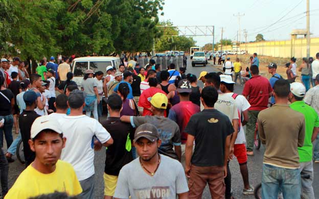 Maracaibo Venezuela 28/03/2016 Un grupo de periodistas fue detenido durante la situación que se reportó en horas de esta tarde, cuando un funcionario de la DIEP, identificado como Gerson Guerrero, resultó herido en un enfrentamiento a disparos en el bunker del retén El Marite En la grafica parte de lo que fue el enfrentamiento en el Reten El Marite