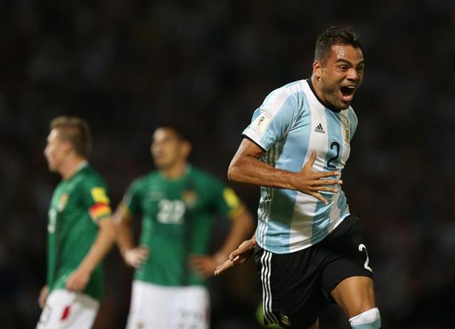 El jugador Gabriel Mercado de Argentina celebra la anotación de un gol ante Bolivia durante el partido entre Argentina y Bolivia por las eliminatorias del Mundial Rusia 2018 que se disputa en el estadio Mario Alberto Kempes en Córdoba. EFE