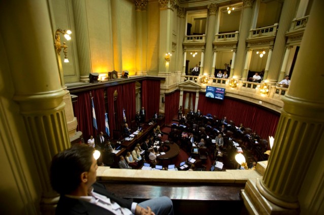 El Senado argentino comenzó a debatir el proyecto de ley para cancelar una deuda millonaria con los acreedores en cese de pagos desde 2001, en Buenos Aires, Argentina, el miércoles 30 de marzo de 2016. Un acuerdo que el presidente Mauricio Macri considera vital para atraer inversiones y poner en marcha la economía argentina. (Foto AP / Natacha Pisarenko)