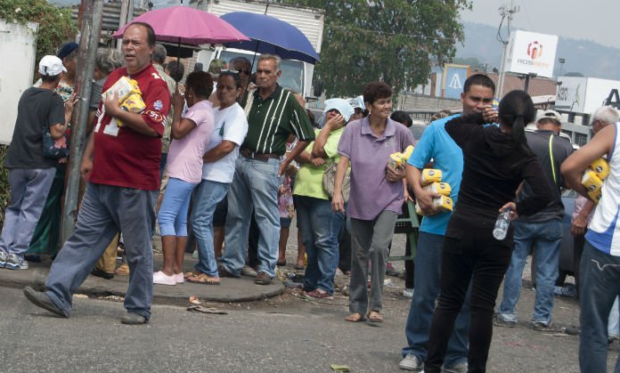 La “felicidad suprema” de un chavista traducida en la bolsita de comida que mendigó (Foto)