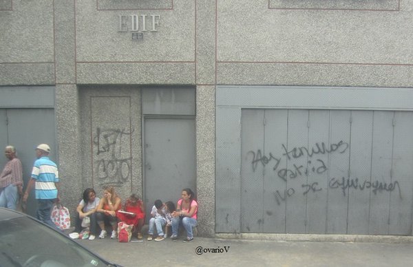 LA FOTO: Cruda realidad venezolana le hace frente a graffiti de chavista “patriota”