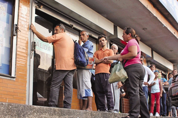 Una hora antes de salir el pan, ya hay cola de compradores esperando en Zulia