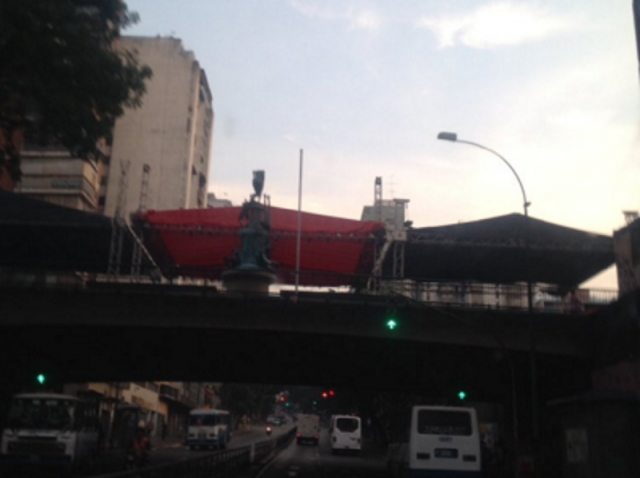 Cerrado el paso a la altura de Puente Llaguno por tarima del oficialismo