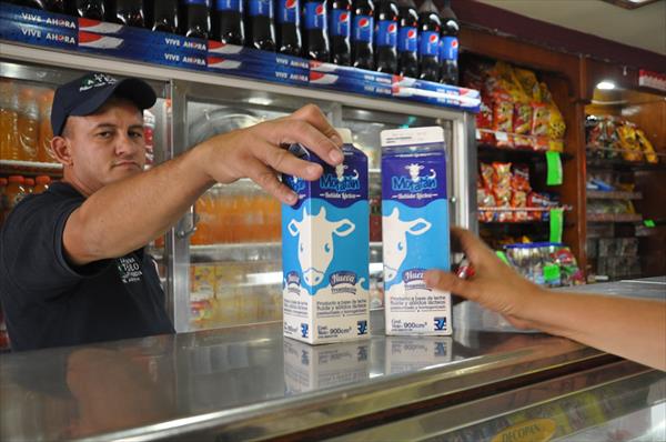 Solo se consigue leche líquida en algunas panaderías de Valencia