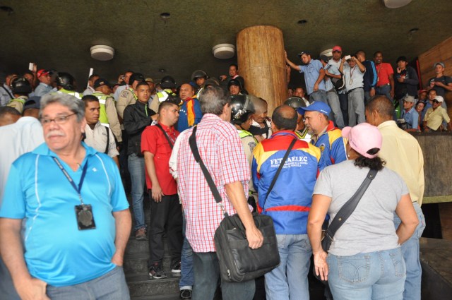 Empleados de Corpoelec manifiestan en el Ministerio del Trabajo (11)