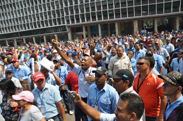 Empleados de Corpoelec manifiestan en el Ministerio del Trabajo (6)