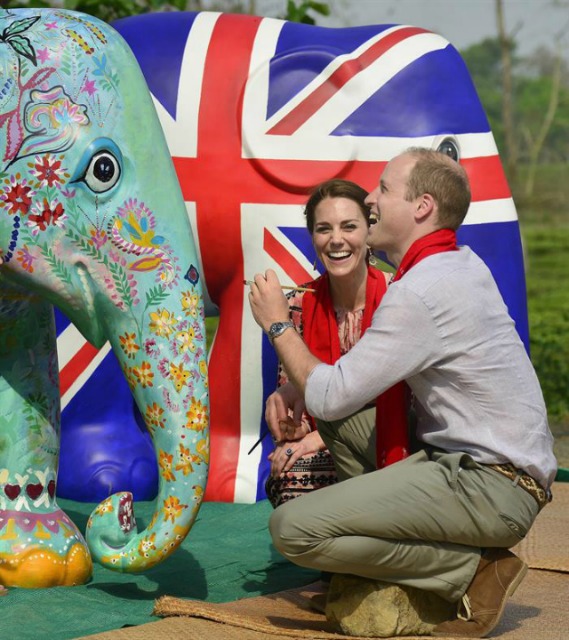 El príncipe Guillermo de Inglaterra (d) y su mujer, la duquesa Catalina de Cambridge (2d), pintan la escultura de un elefante durante su visita al Parque Nacional de Kaziranga en el distrito de Bokakhat en el estado de Assam (India) hoy, 13 de abril de 2016. EFE/Str