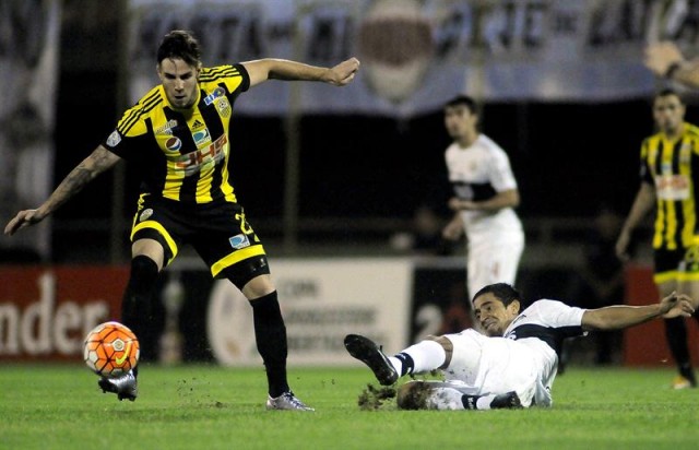  El jugador Daniel Febles (i), del Deportivo Táchira de Venezuela disputa el balón con Wilson Pittoni del Olimpia de Paraguay el miércoles 13 de abril de 2016, durante el juego disputado en el estadio Manuel Ferreira de Asunción (Paraguay). EFE