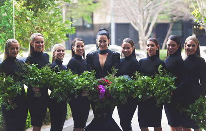 ¡Rompió con la tradición! Se casó vestida de negro y lució increíble (FOTOS)